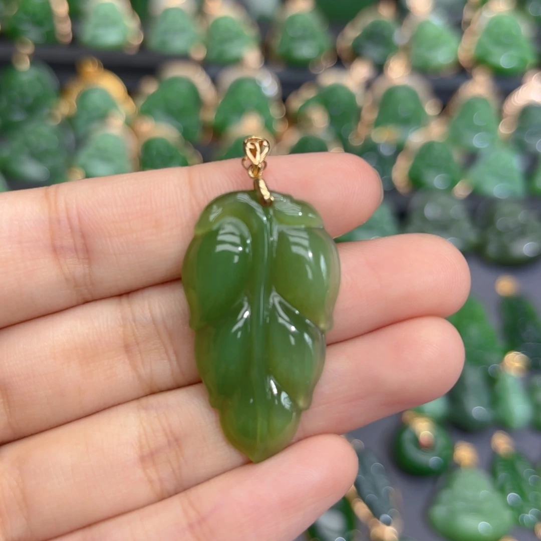 颈饰18K金镶嵌和田玉（碧玉）
