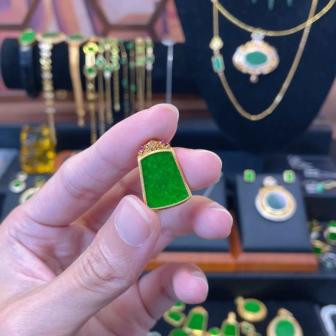 翡翠18K金镶嵌吊坠(赠链)