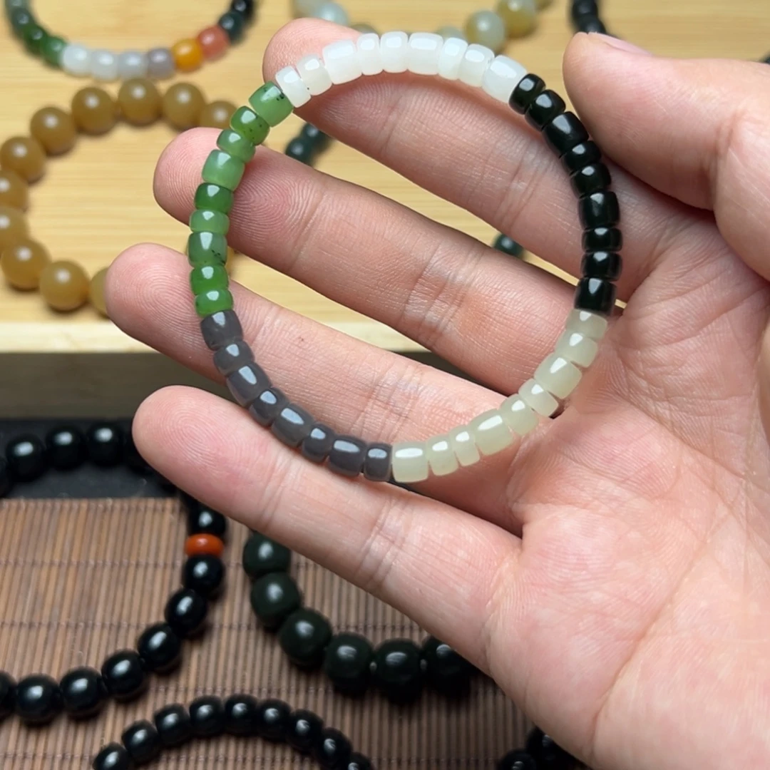 日***曼和田玉未镶嵌颈饰