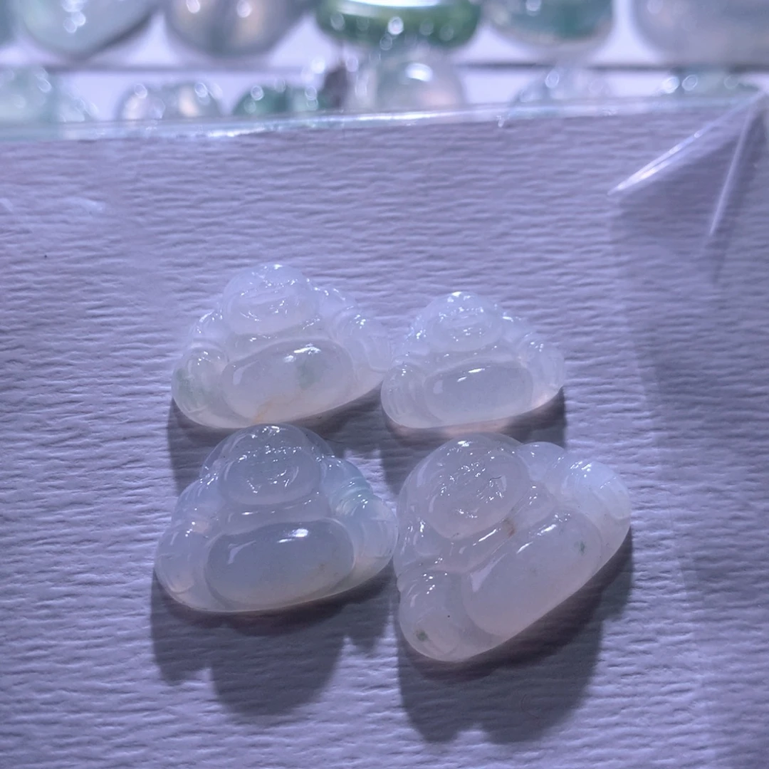 翡翠未镶嵌颈饰一手