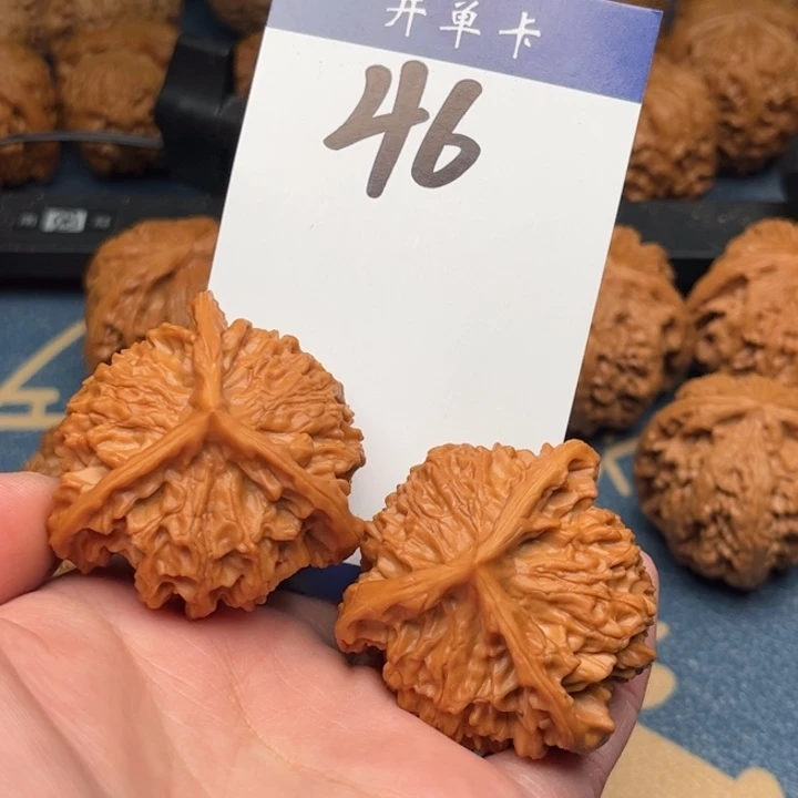 文玩核桃吊坠三棱 43精修 46