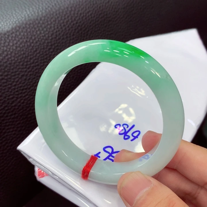 翡翠手镯未镶嵌翡翠