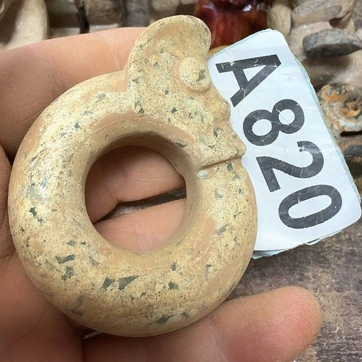 蛇纹石玉颈饰未镶嵌