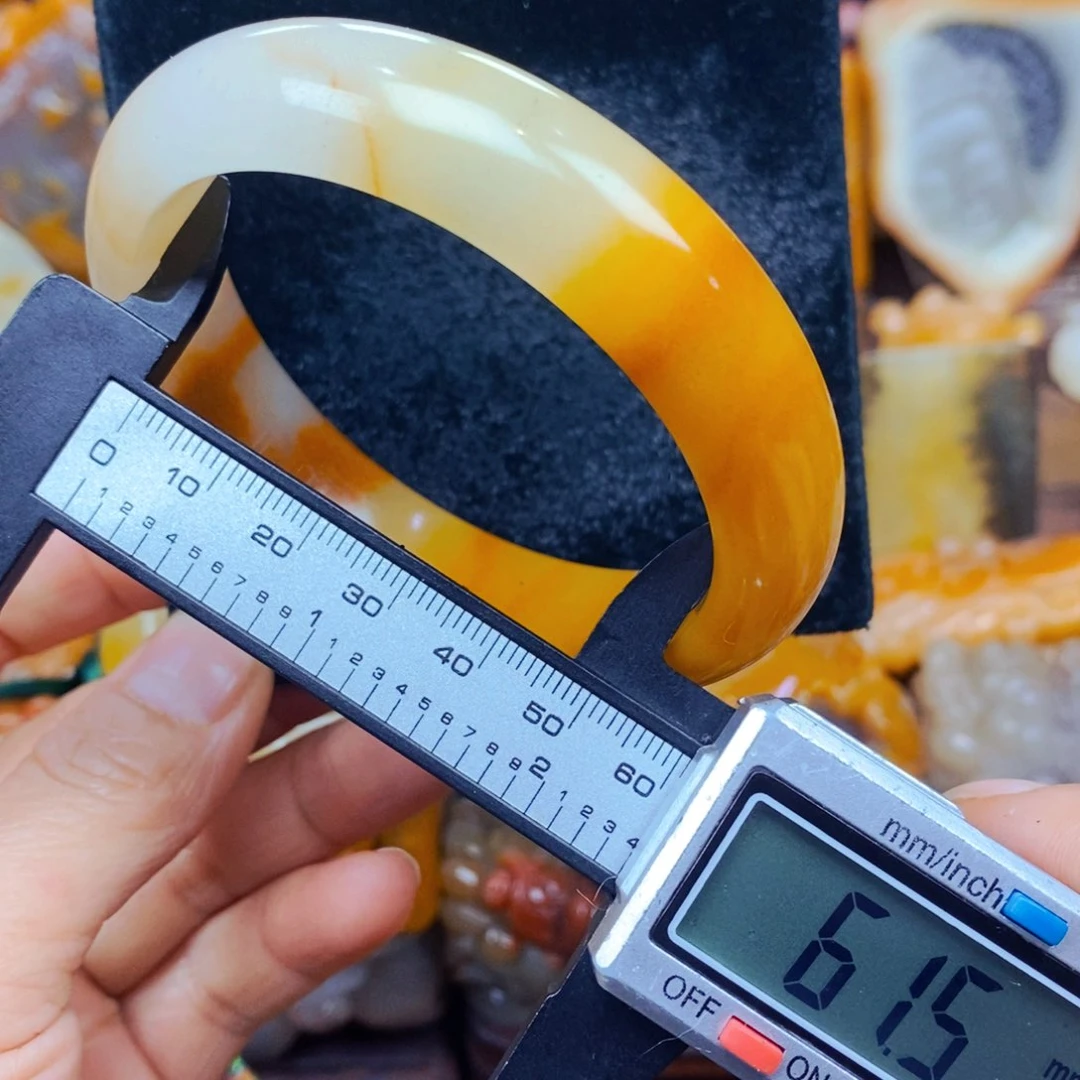 未镶嵌石英质玉（黄龙玉）颈饰