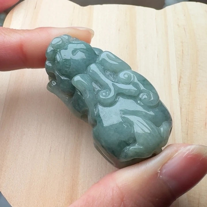 翡翠未镶嵌颈饰貔貅