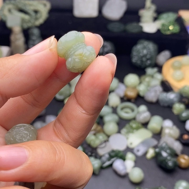 G***a和田玉未镶嵌颈饰