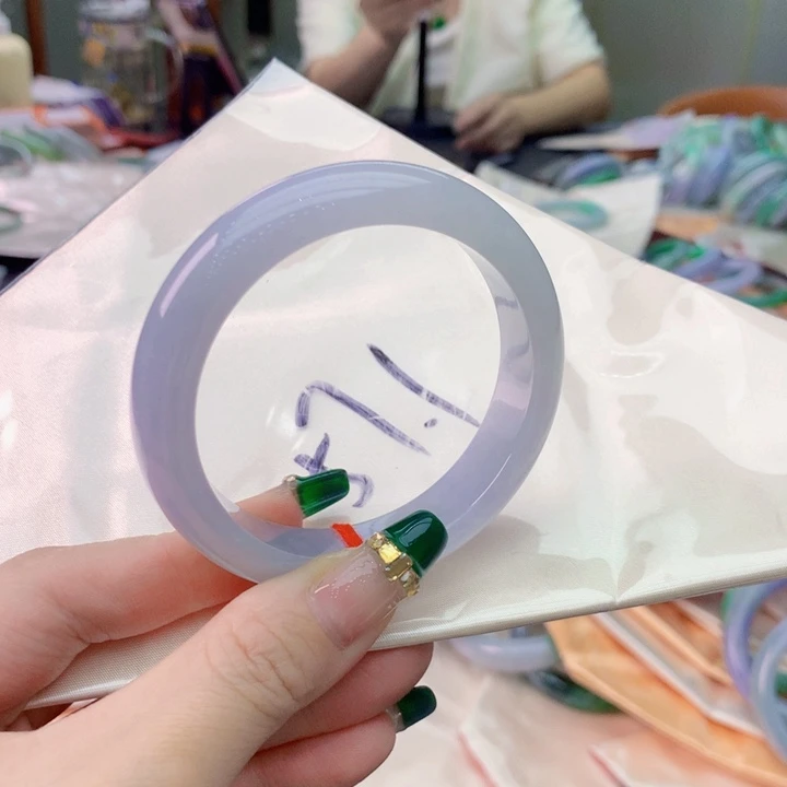 翡翠手镯未镶嵌翡翠手镯