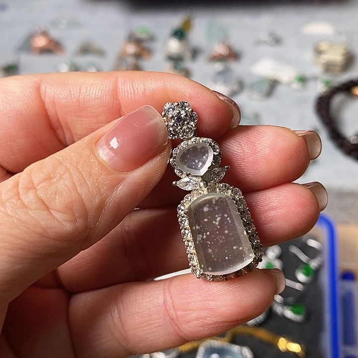 翡翠颈饰未镶嵌吊坠