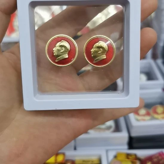 其他普通金属用****8红色收藏纪念章2个