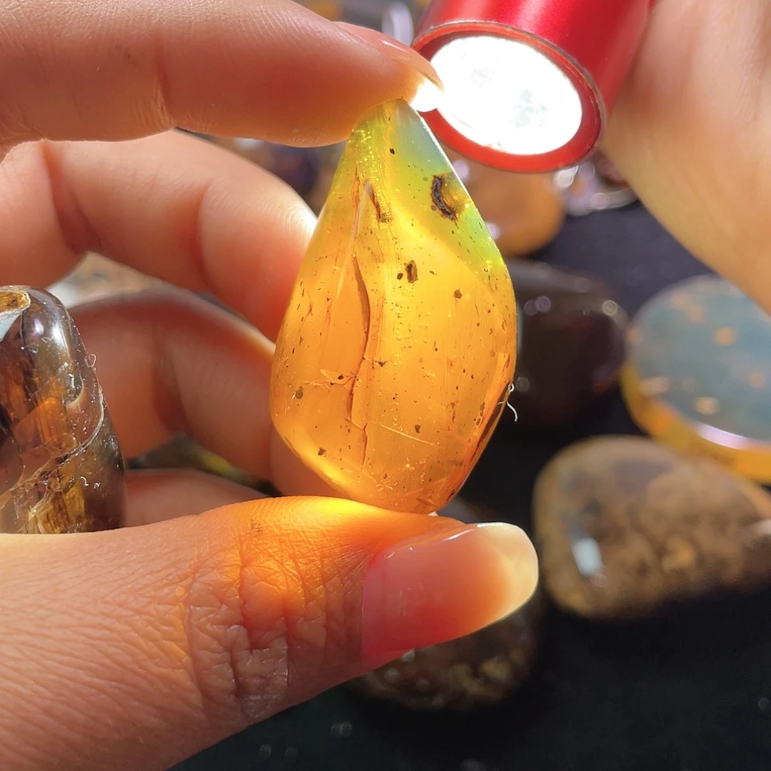 琥珀裸石未镶嵌。