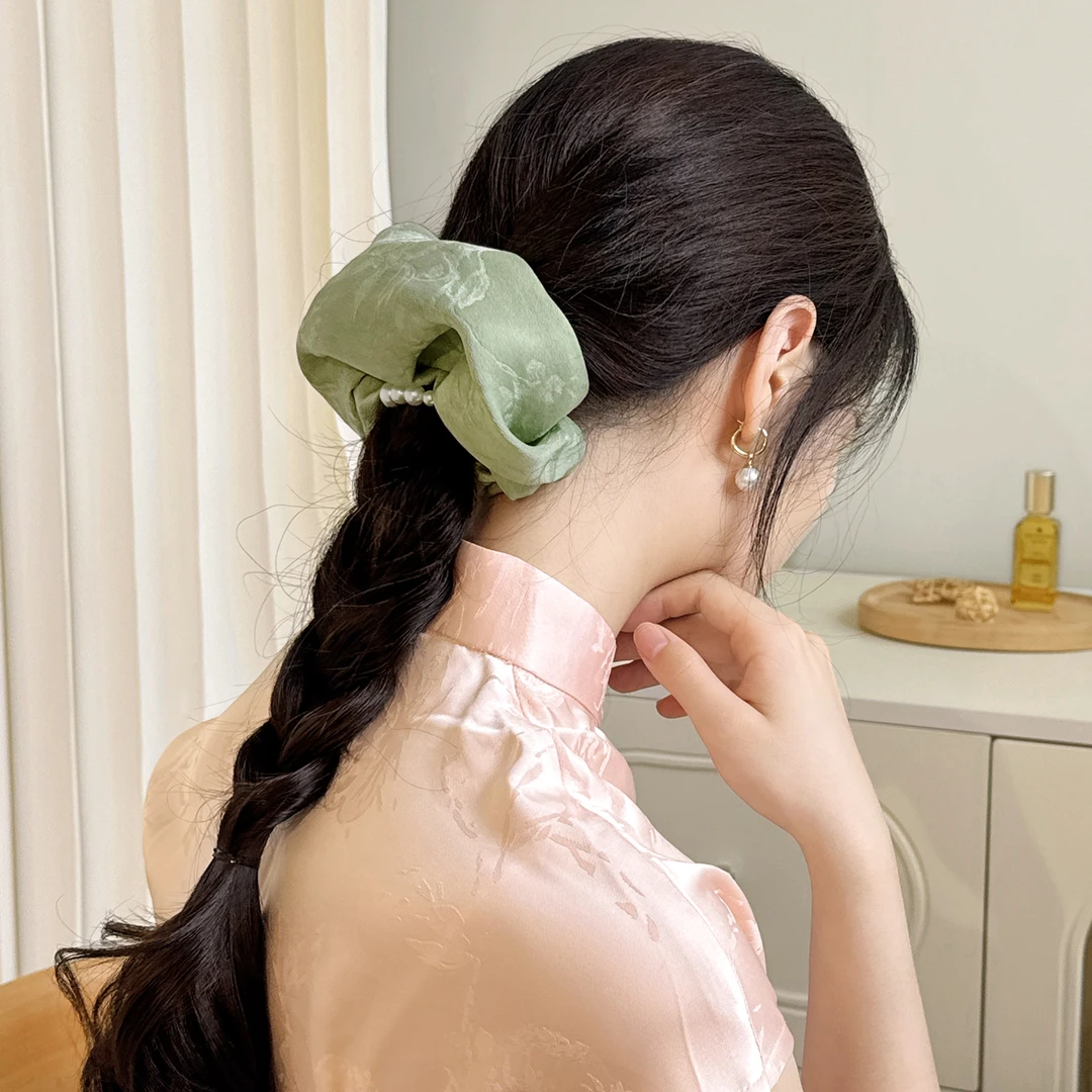 【3件8折】  2025夏季女士新款简约高级感百搭珍珠堆褶纯色发圈发饰