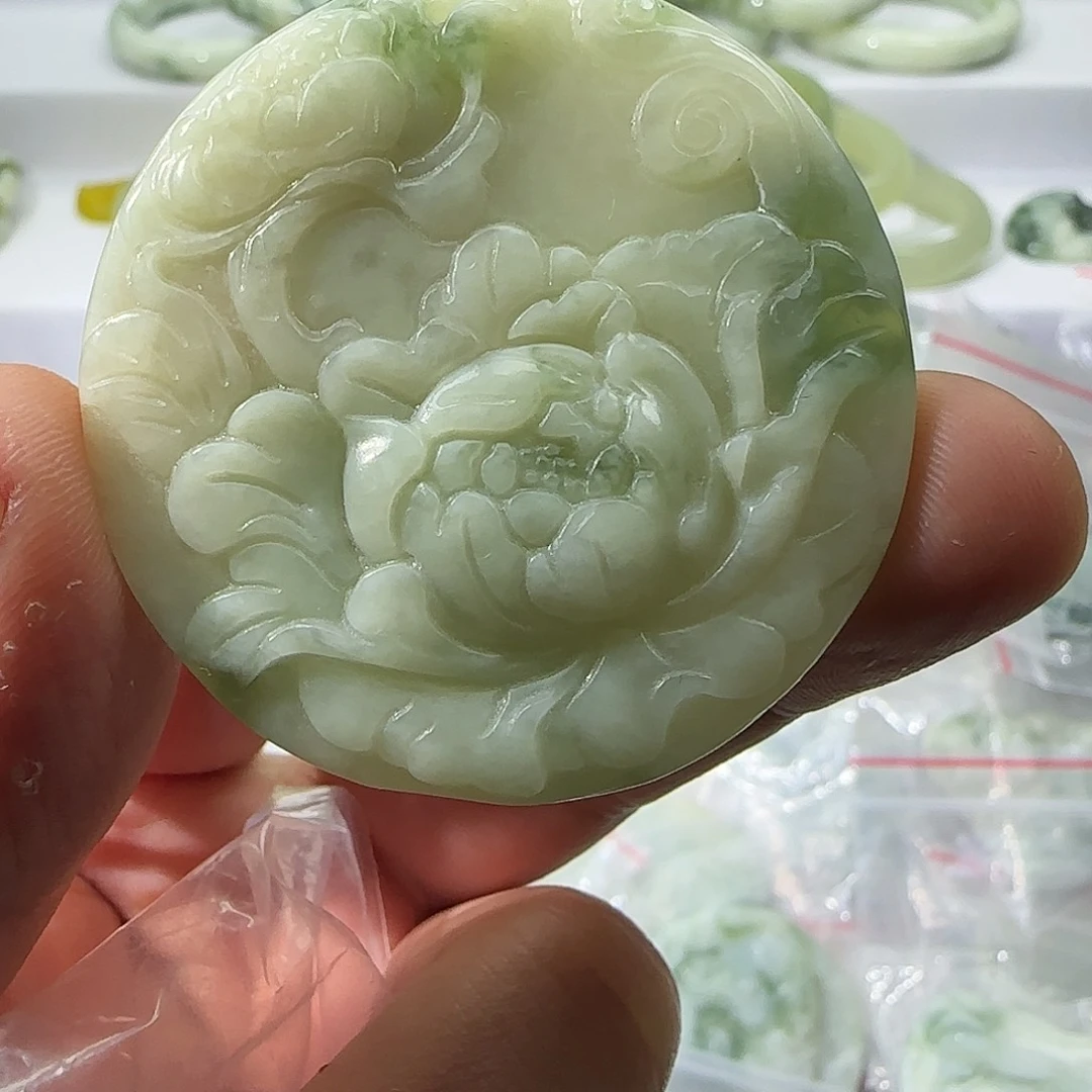 透闪石-蛇纹石玉未镶嵌颈饰