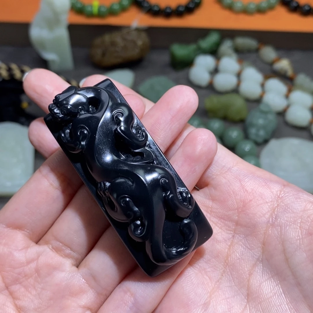 像***的和田玉未镶嵌颈饰