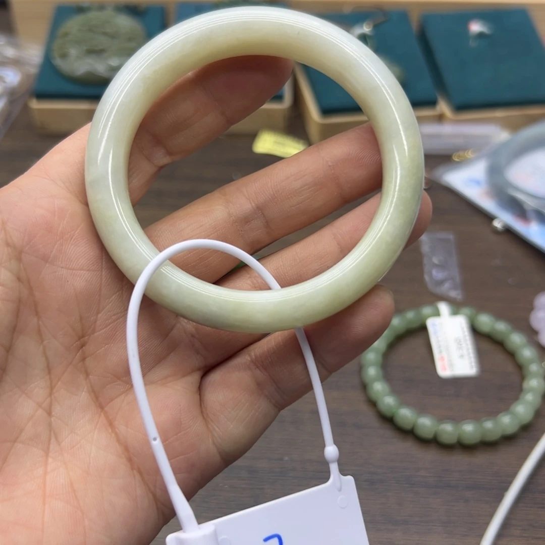 和田玉未镶嵌手镯57.6圈围712瑕