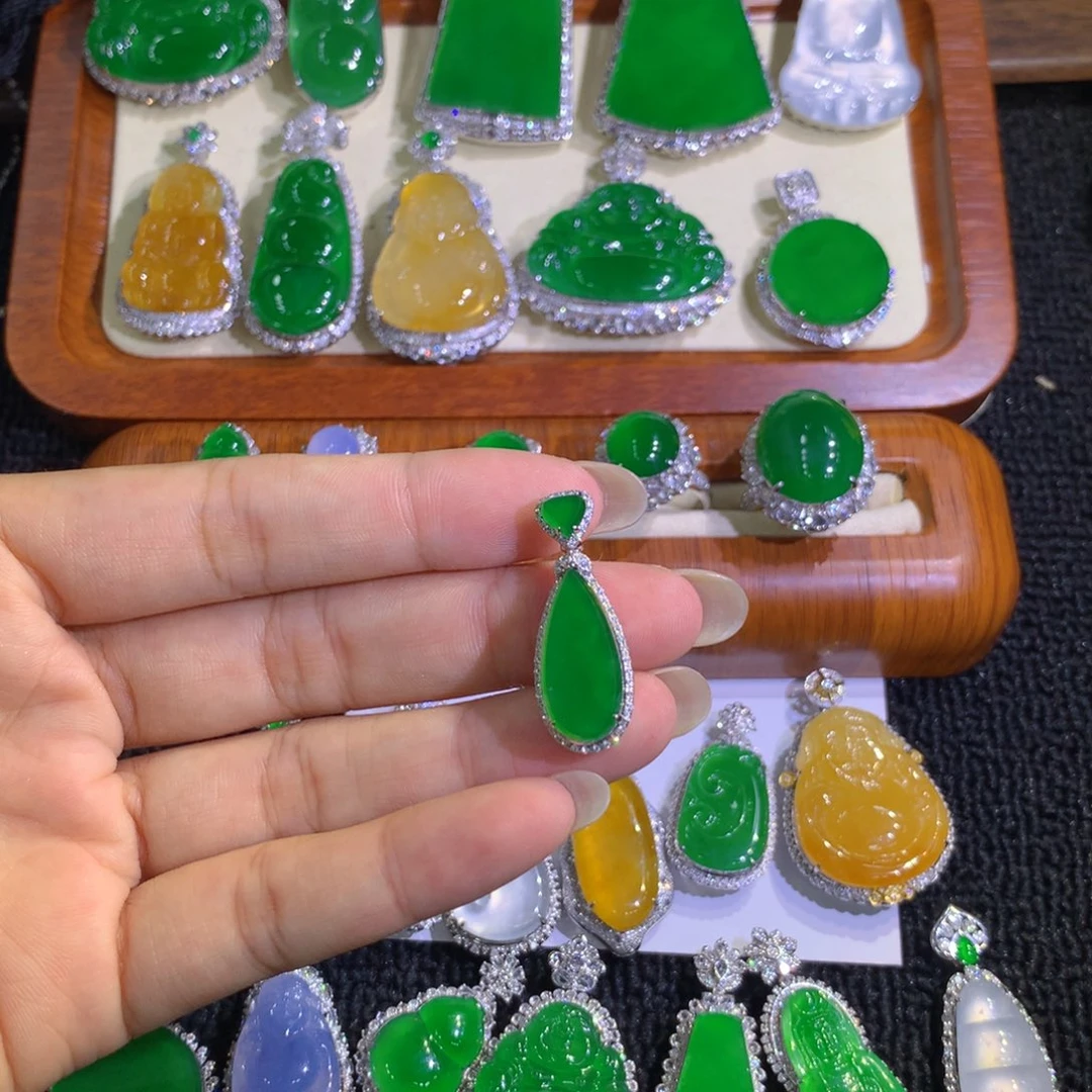 翡翠18K金镶嵌颈饰