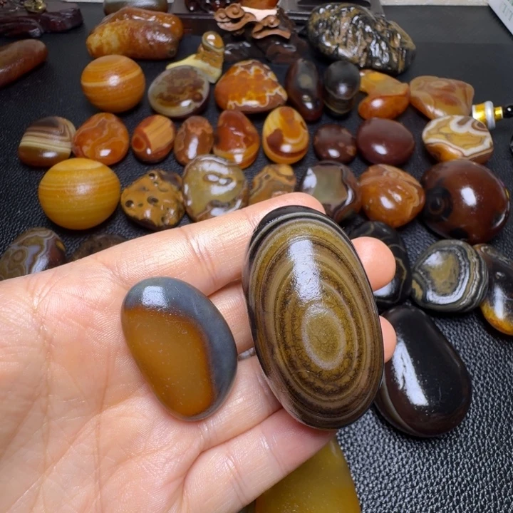 文***雯瓷片马达加斯加奇石手把件浮雕