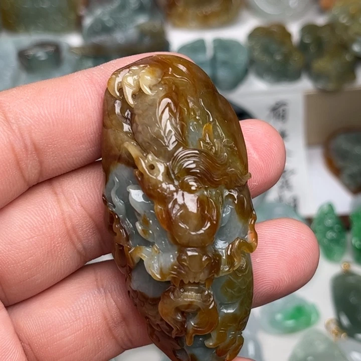 翡翠未镶嵌颈饰龙