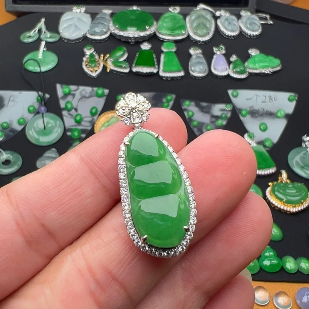 翡翠18K金镶嵌颈饰豆子卡21.8