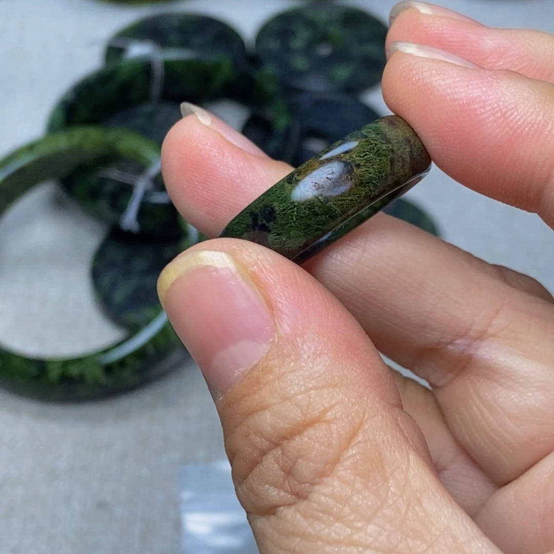 蛇纹石玉戒指未镶嵌大***光