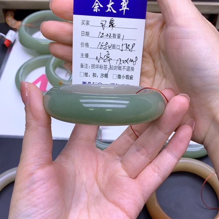 未镶嵌手镯石英质玉习*