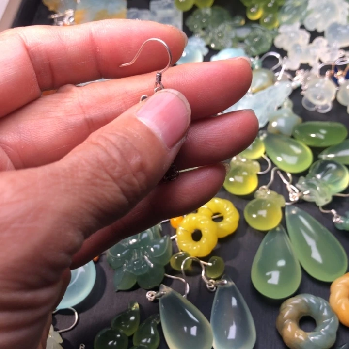 余***就蛇纹石玉未镶嵌耳坠