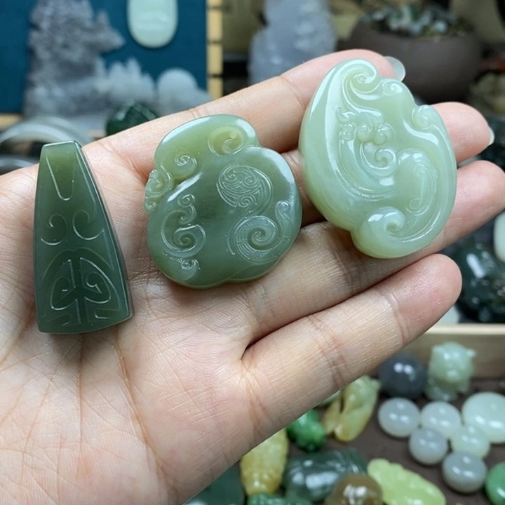 和田玉未镶嵌颈饰杨***