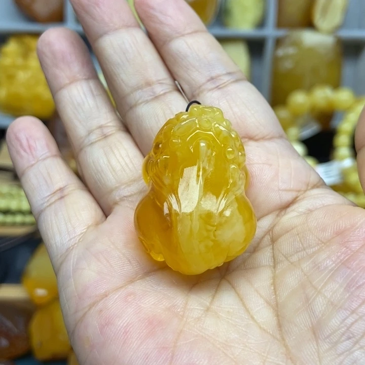 子***涵未镶嵌琥珀裸石吊坠