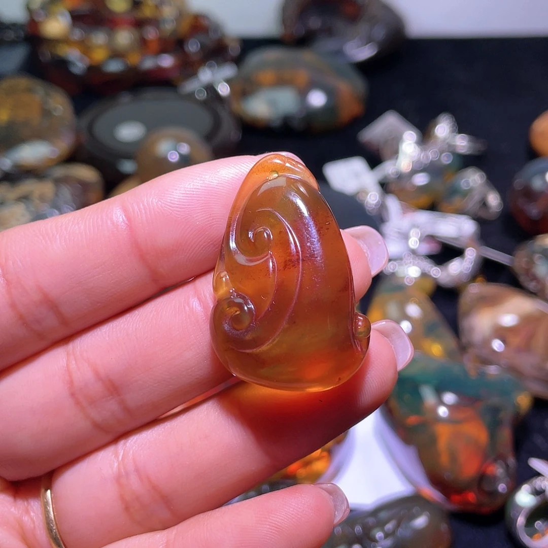 琥珀裸石未镶嵌。