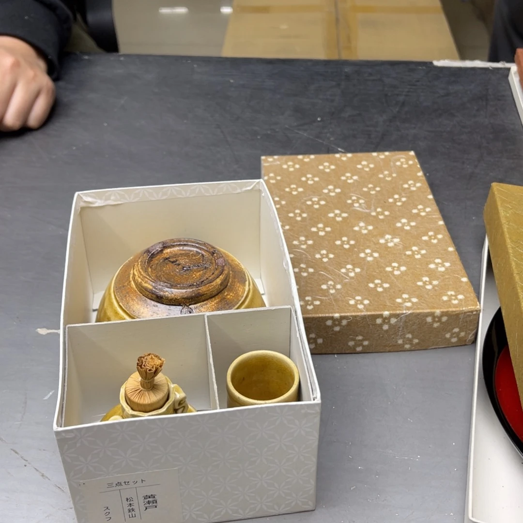 瓷片小****甲密密麻麻地铺满一层