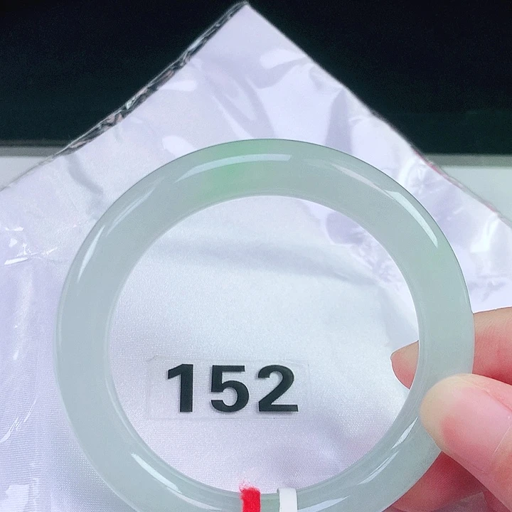 翡翠未镶嵌手镯（圆镯）56.5