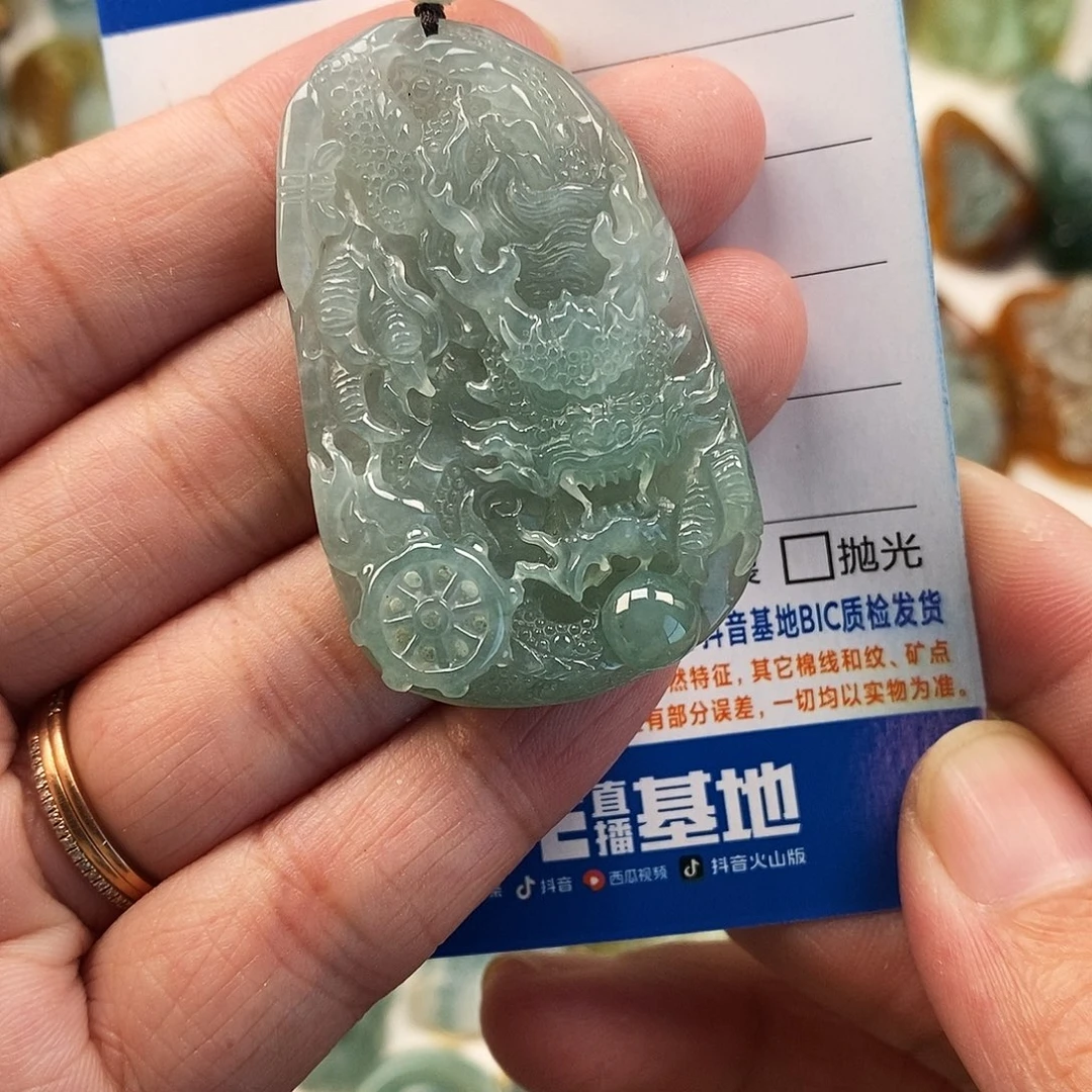 翡翠未镶嵌颈饰龙