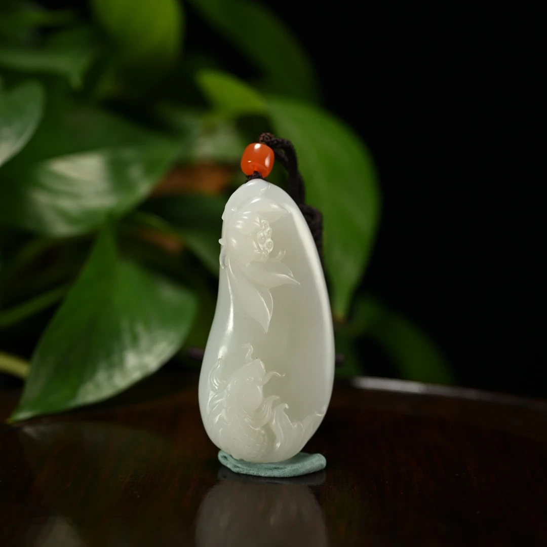 lot8811 2601010055和田玉鲤鱼闹莲挂件/保利