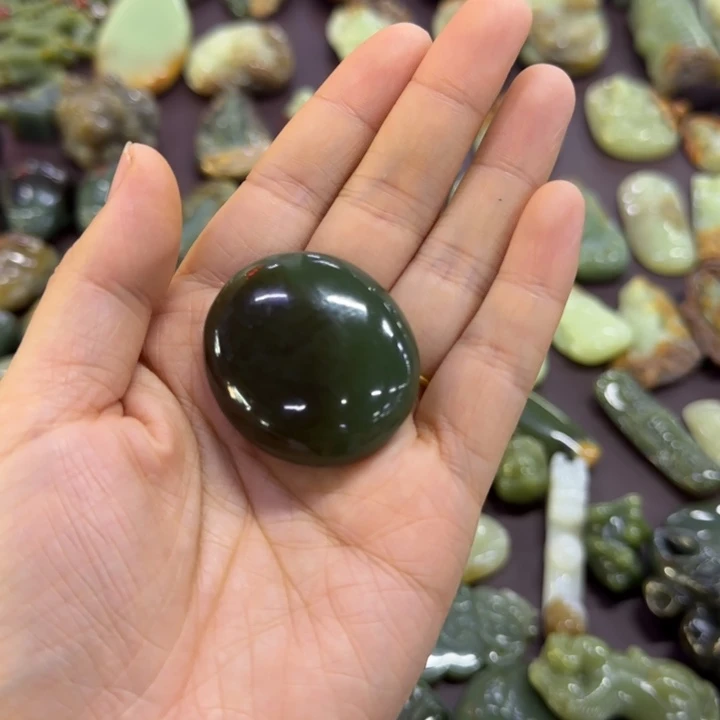 岫岩河磨玉（透闪石质玉）未镶嵌颈饰微瑕有纹