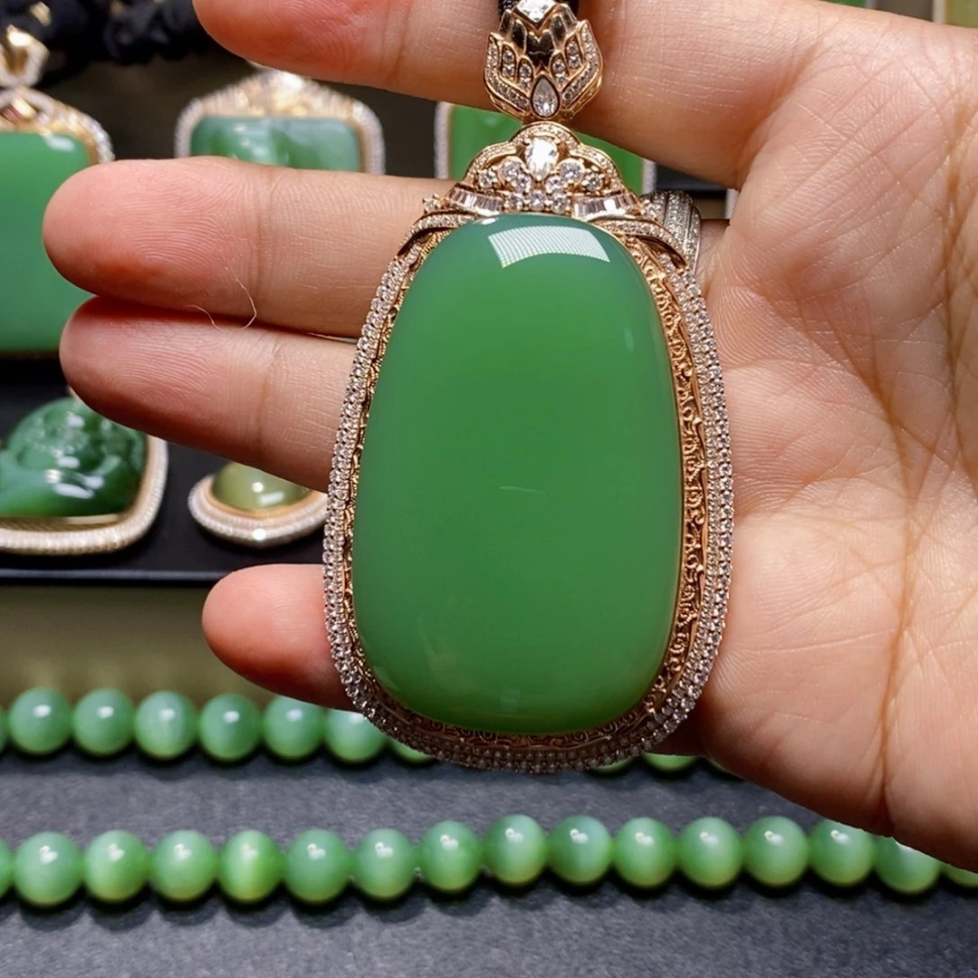 和田玉18K金镶嵌吊坠(不含链)福**多