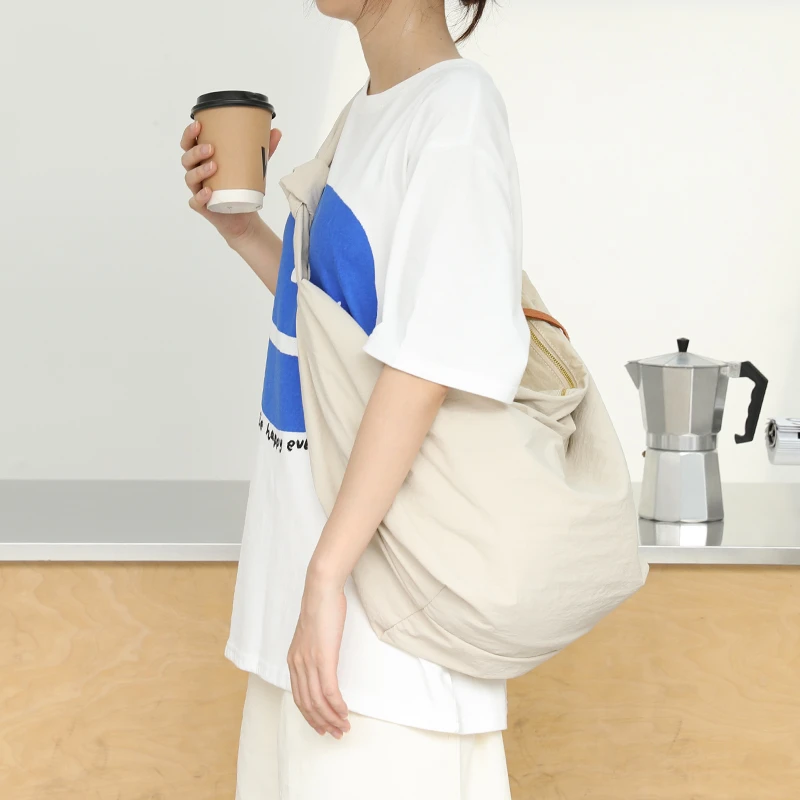 慵懒风大容量尼龙布托特包女ins超火斜挎包复古百搭学生上课单肩