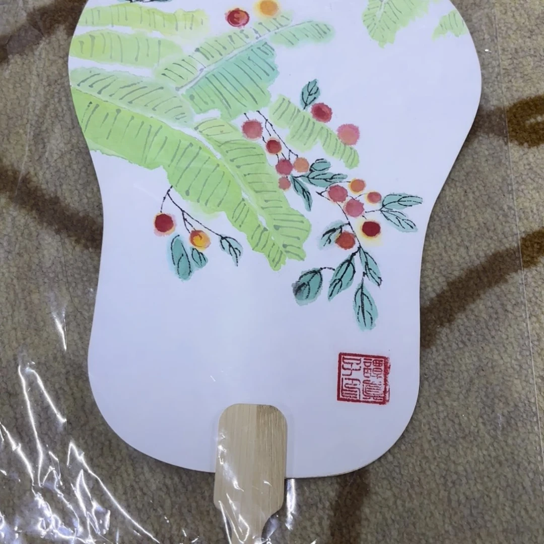 国画真子扇子一把