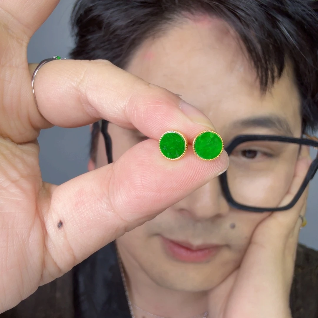 翡翠未镶嵌颈饰一对