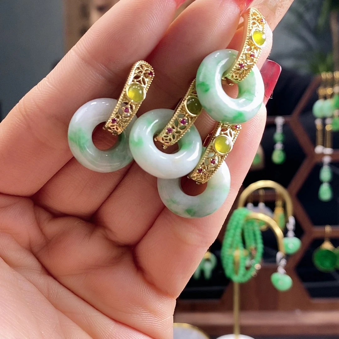 翡翠耳饰未镶嵌多样发其一