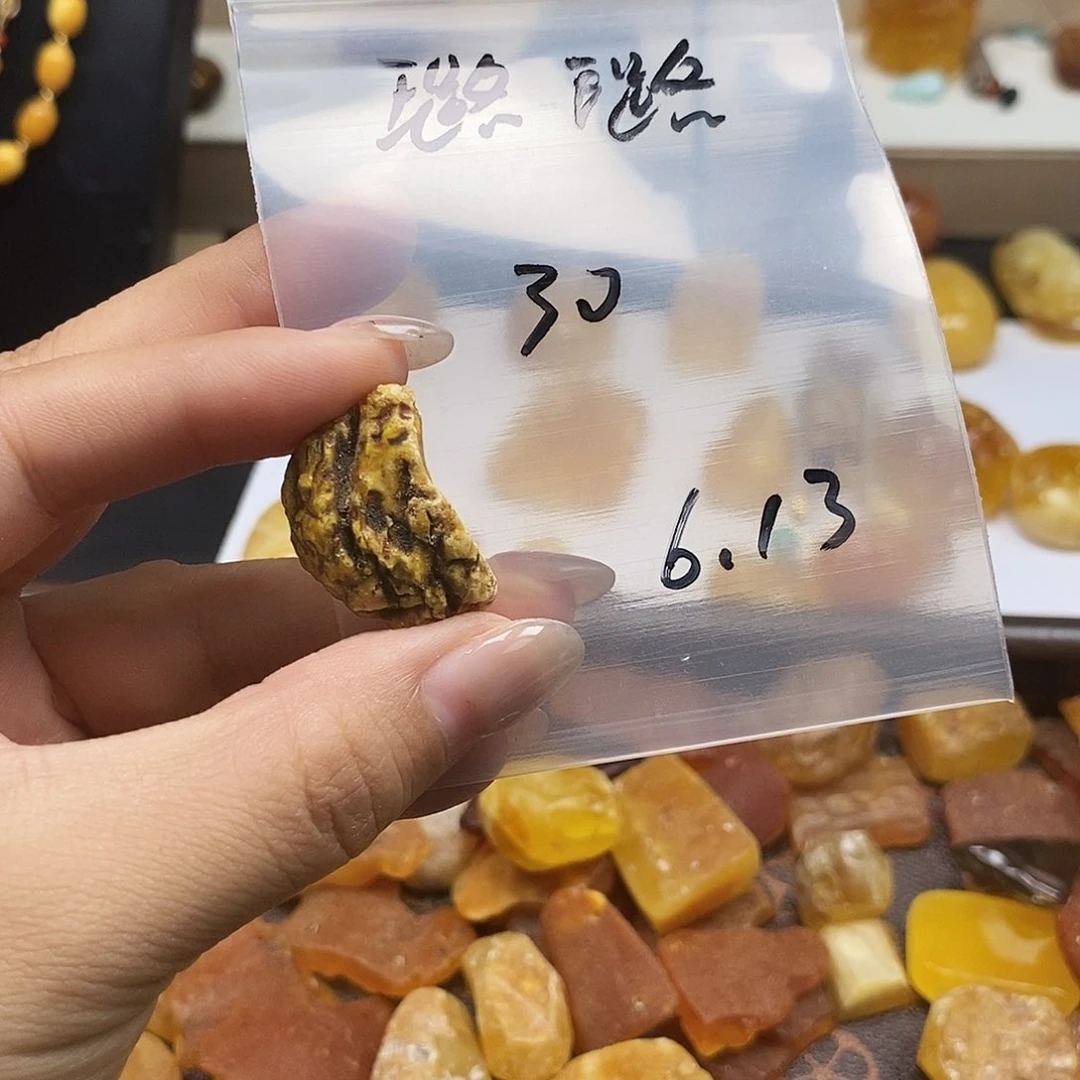 未镶嵌颈饰琥珀璐*