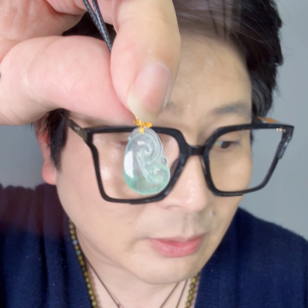 曲***扬翡翠18K金镶嵌颈饰一件