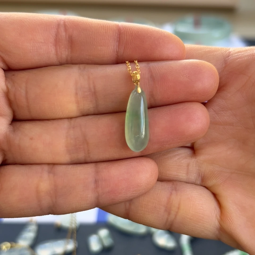 翡翠颈饰18K金镶嵌成*吊坠