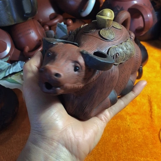 紫砂茶壶原矿泥料手工制作的紫砂壶。