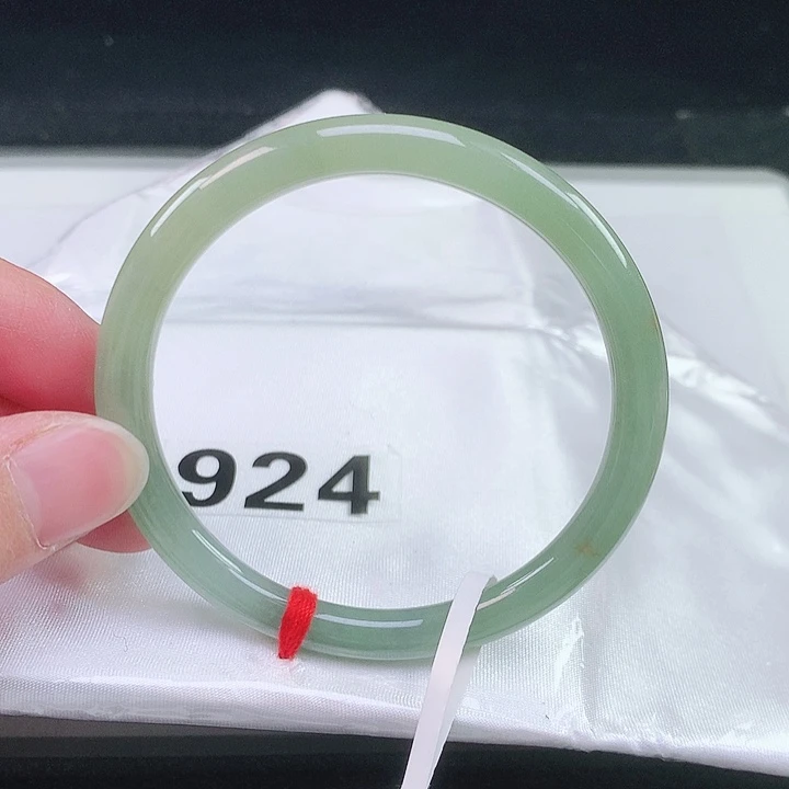 翡翠未镶嵌手镯（圆镯）924