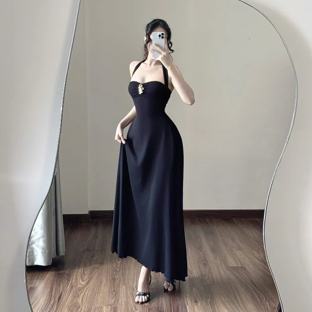 法式纯欲风金属胸针挂脖连衣裙2025夏季新款气质修身收腰礼服长裙