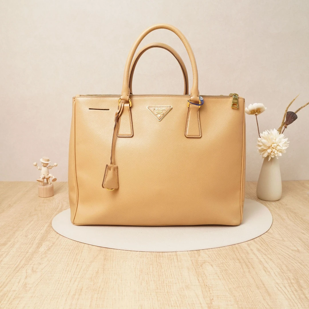 95新 Prada/普拉达 普拉达杀手包大号奶茶色皮革c牛皮/DS028961