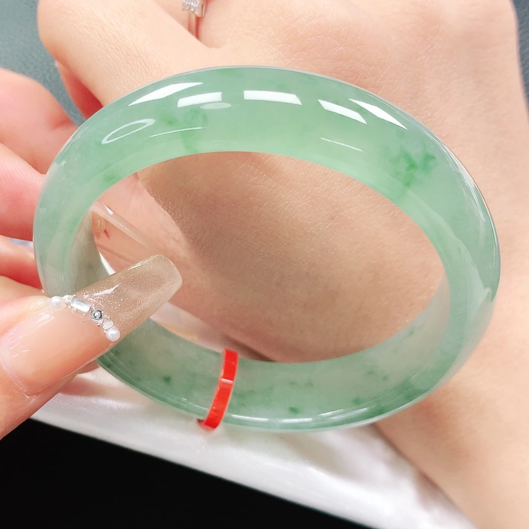 翡翠手镯未镶嵌56圈