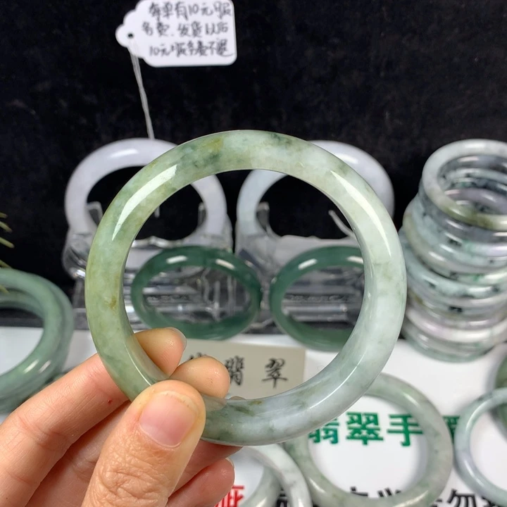 翡翠未镶嵌手镯58号。 58.9圈