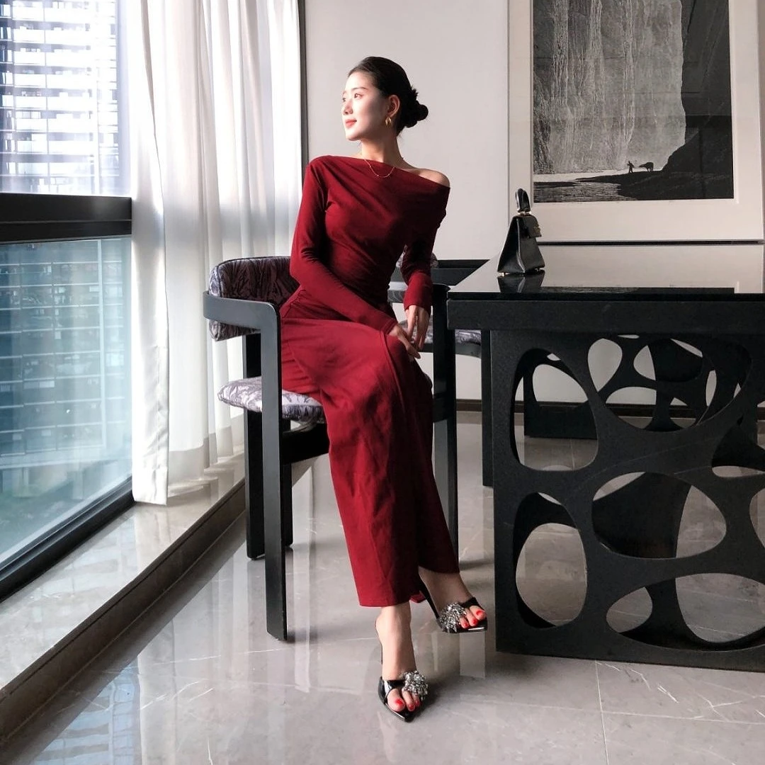秋季新款法式气质优雅修身显瘦斜肩针织长袖包臀红色连衣裙时尚女