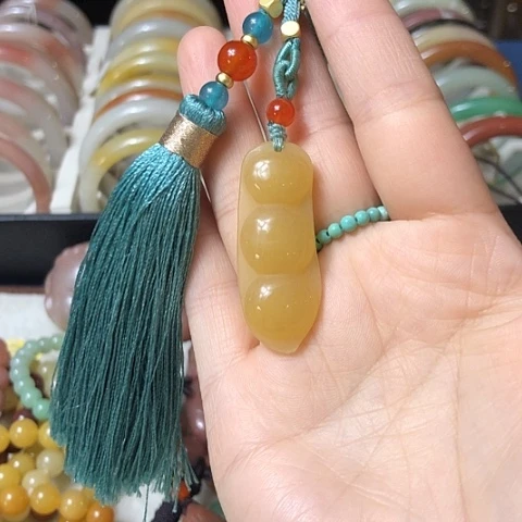 石英质玉未镶嵌颈饰