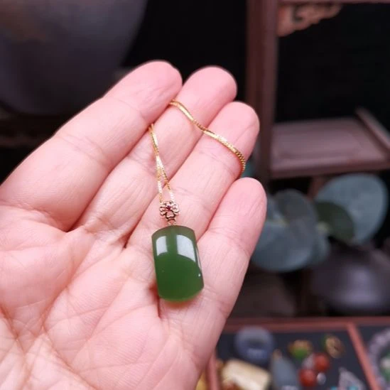 果***果和田玉（碧玉）18K金镶嵌颈饰